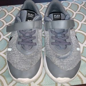 Nike flex Experience 8 size 2.5 youth Boys